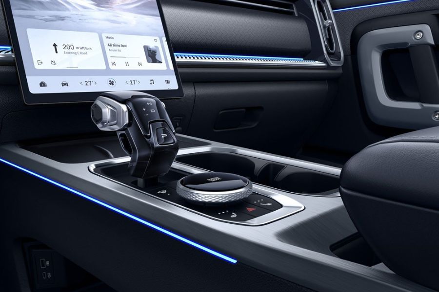 Bảng điều khiển trung tâm Jaecoo J7 hiện đại với cần số điện tử, núm xoay đa chức năng và màn hình cảm ứng lớn, tạo trải nghiệm lái tiện nghi và đầy công nghệ.