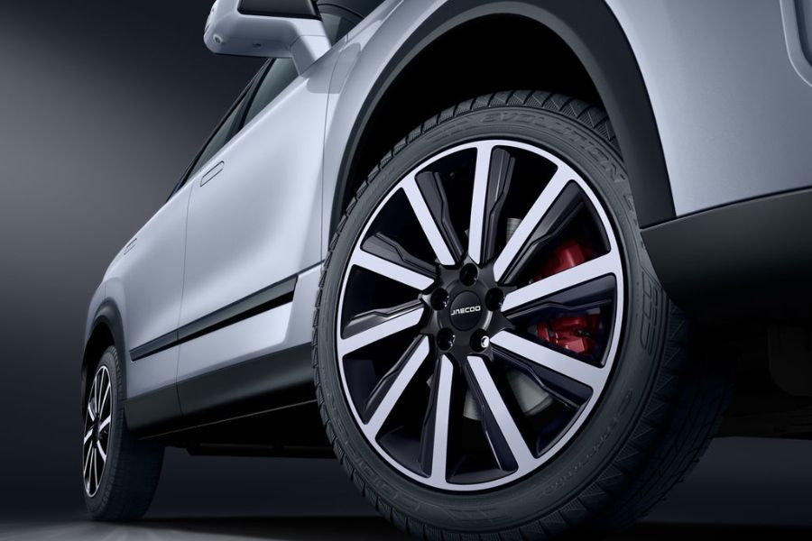 Bánh xe hợp kim đa chấu hai tông màu, kết hợp cùm phanh đỏ nổi bật, tôn lên vẻ thể thao và đẳng cấp cho Jaecoo J7.