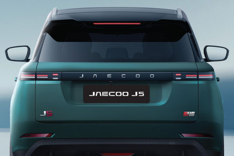 Cửa hậu Jaecoo J5 HEV được thiết kế gọn gàng, tinh tế, tôn lên vẻ rộng rãi và vững chãi của phần đuôi xe.