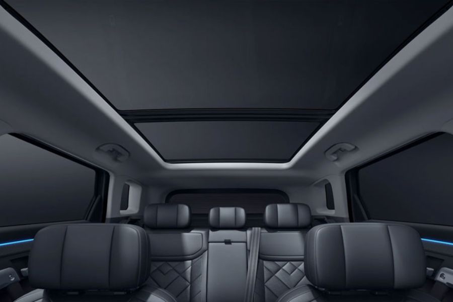 Cửa sổ trời toàn cảnh rộng 1.1m² sẽ mang ánh sáng tự nhiên tràn ngập khoang lái, tạo cảm giác thoáng rộng cho không gian nội thất vốn đã rộng rãi. Góp phần tăng cường sự thoải mái cho cả người lái và hành khách.