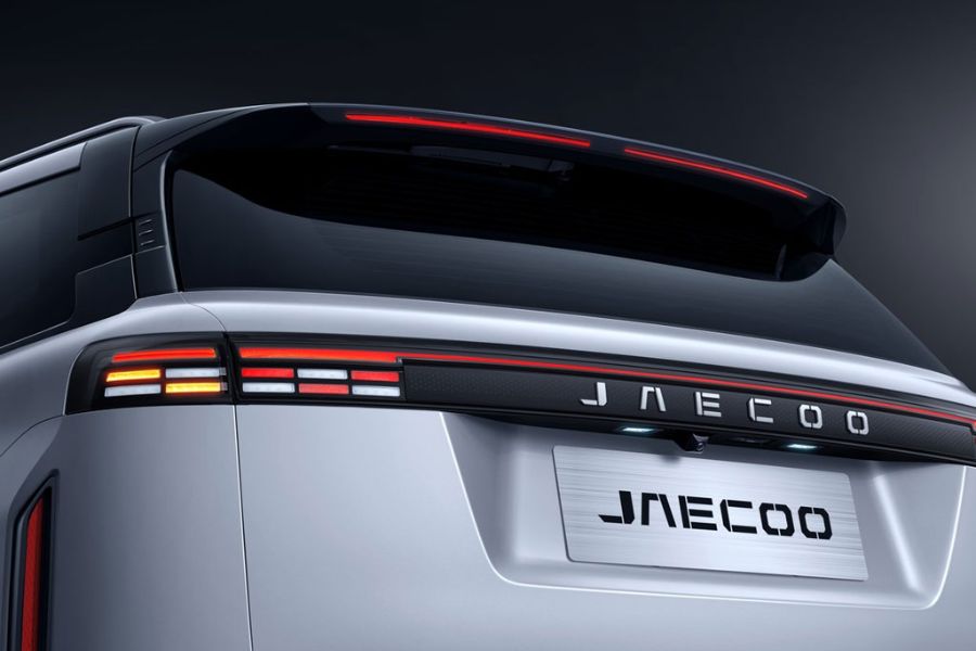 Cụm đèn hậu LED liền mạch kết hợp dải đèn ngang và logo Jaecoo nổi bật, tạo nên diện mạo hiện đại, đậm chất tương lai cho phần đuôi xe.