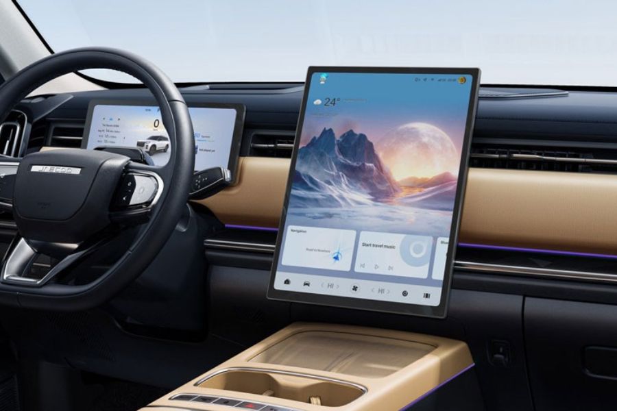 Màn hình trung tâm điều khiển nâng tầm trải nghiệm lái xe với màn hình thông tin giải trí cỡ lớn 14,8 inch. Khả năng kết nối Apple CarPlay & Android Auto, giúp bạn dễ dàng thao tác điều khiển các tính năng của xe, kiểm tra định vị hay các thông tin an toàn và tận hưởng thế giới giải trí hấp dẫn.