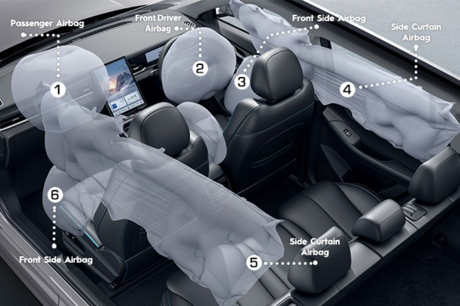 Jaecoo J5 SHS HEV được trang bị 6 túi khí, kết hợp điểm neo ISOFIX và khóa an toàn trẻ em, mang đến khả năng bảo vệ toàn diện và sự an tâm cho mọi hành trình.
