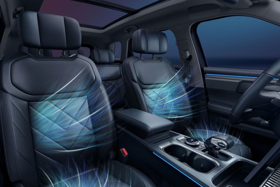 Khoang nội thất Jaecoo J7 sang trọng với ghế da cao cấp, tích hợp tính năng thông gió, cùng cửa sổ trời toàn cảnh, mang đến trải nghiệm thoải mái và đẳng cấp cho mọi hành trình.