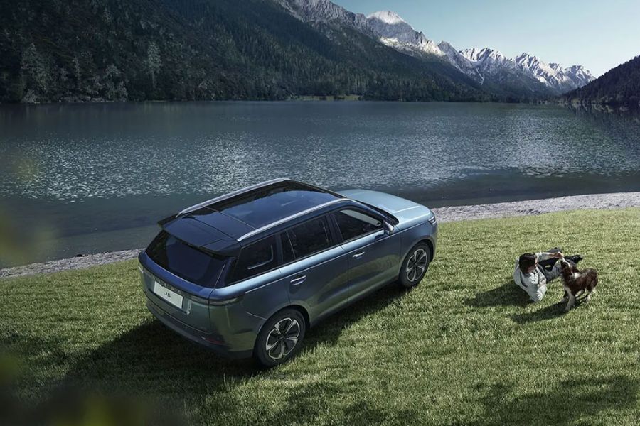 Kiểu dáng SUV bề thế kết hợp các đường nét khí động học, tạo cảm giác năng động và tự tin trên mọi hành trình.