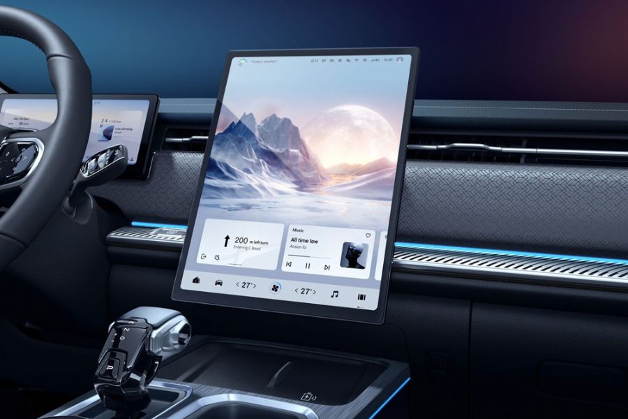 Màn hình cảm ứng trung tâm cỡ lớn của Jaecoo J7 với giao diện trực quan, sắc nét, kết hợp đèn viền nội thất tinh tế, mang đến không gian lái hiện đại và đậm chất công nghệ.