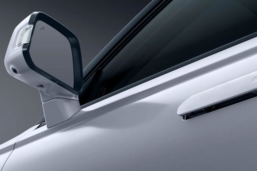 Tay nắm cửa sử dụng cơ chế tự động kích hoạt. Kết hợp mô tơ điện để mang lại trải nghiệm nhẹ nhàng và tinh tế nhất cho người dùng khi mở cửa. Cơ chế hoạt động này không bị ảnh hưởng khi ở các điều kiện thời tiết khắc nghiệt.