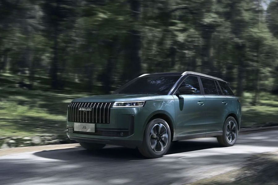 Thân xe mang phong cách SUV khỏe khoắn với đường nét cân đối, cửa kính rộng và thiết kế tổng thể đầy sang trọng.