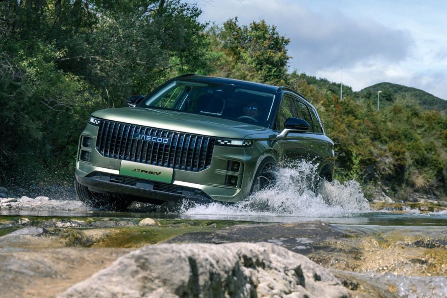 Với phong cách đơn giản nhưng mạnh mẽ chắc chắn. Lưới tản nhiệt theo thiết kế “thác nước” là điểm nhấn đầy khí chất, tô điểm và tạo ấn tượng trên tổng thể thân trước của Jaecoo J7