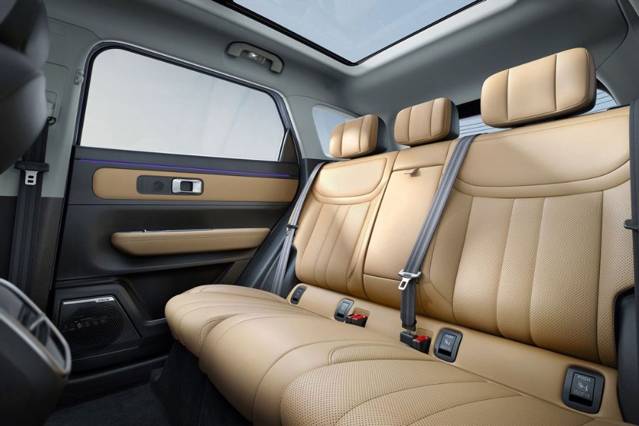 Xe luôn trong trạng thái sẵn sàng để di chuyển, tài xế chỉ cần ổn định vị trí và đạp chân phanh để bắt đầu hành trình.